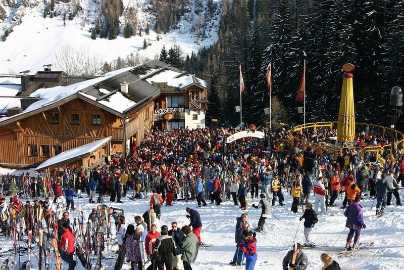 Tạp chí Du lịch Wanderlust Tips Hòa mình vào những quán bar Après-Ski sôi động ở dãy Apls