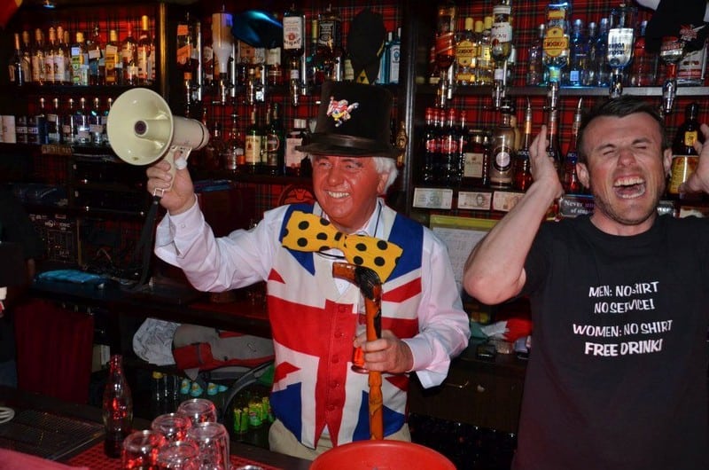 Tạp chí Du lịch Wanderlust Tips Hòa mình vào những quán bar Après-Ski sôi động ở dãy Apls