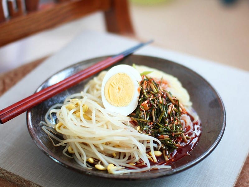 Khám phá các phiên bản món mì lạnh độc đáo ở Hàn Quốc 6 MAKGUKSU Món mì lạnh mang tên Makguksu được cuộn lại thành khối hình trụ tròn ở giữa, khi ăn người ta sẽ phải phá khối trụ đó ra để thưởng thức mì. Món mì này được làm từ bột kiều mạch, trộn nước sốt, thêm chút kim chi, dưa chuột...