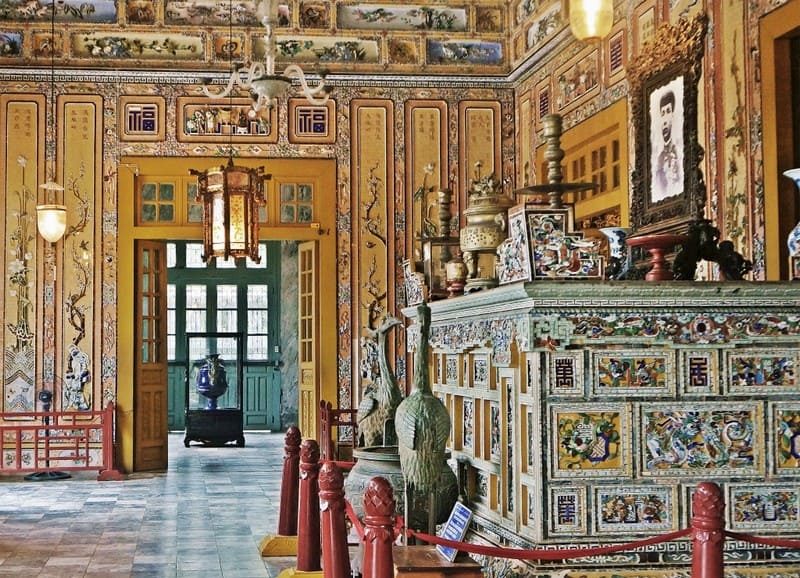 Lăng Khải Định và sự giao thoa văn hóa Đông - Tây 11 Tạp chí Du lịch Wanderlust Tips Lăng Khải Định và sự giao thoa văn hóa Đông - Tây