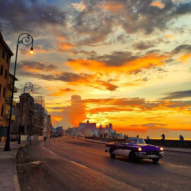Tạp chí Du lịch Wanderlust Tips | Ngắm hoàng hôn đẹp tan chảy ở bờ biển Malecon, Cuba