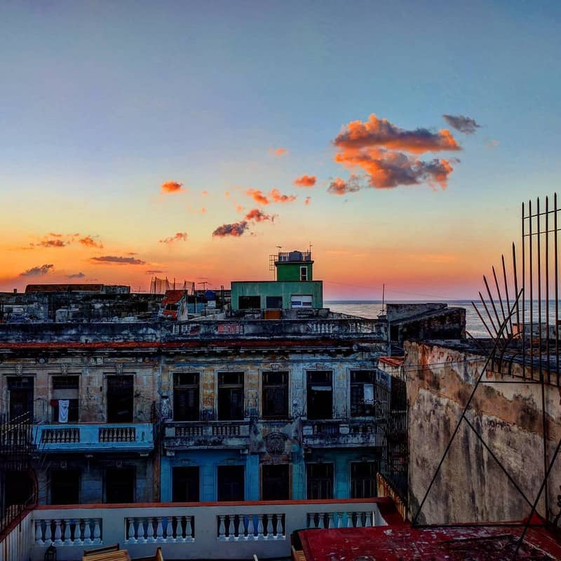 Ngắm hoàng hôn đẹp tan chảy ở bờ biển Malecon, Cuba 10 Tạp chí Du lịch Wanderlust Tips | Ngắm hoàng hôn đẹp tan chảy ở bờ biển Malecon, Cuba