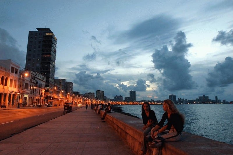 Ngắm hoàng hôn đẹp tan chảy ở bờ biển Malecon, Cuba 11 Tạp chí Du lịch Wanderlust Tips | Ngắm hoàng hôn đẹp tan chảy ở bờ biển Malecon, Cuba