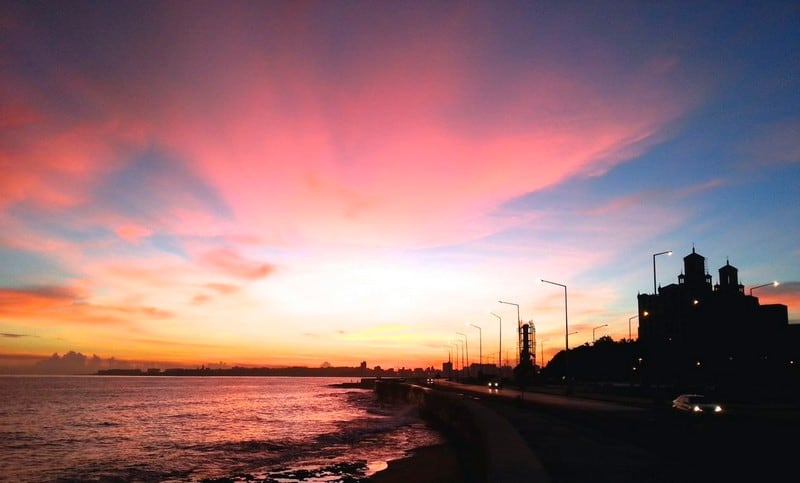 Ngắm hoàng hôn đẹp tan chảy ở bờ biển Malecon, Cuba 6 Tạp chí Du lịch Wanderlust Tips | Ngắm hoàng hôn đẹp tan chảy ở bờ biển Malecon, Cuba