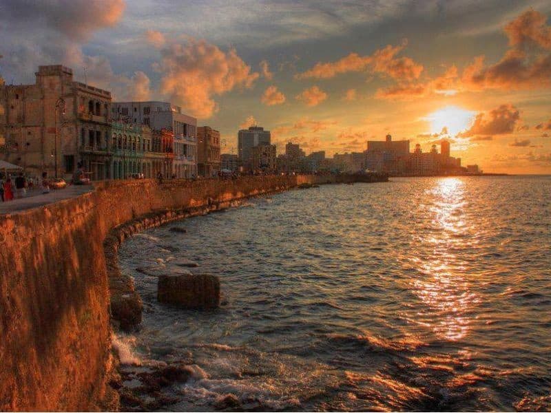 Ngắm hoàng hôn đẹp tan chảy ở bờ biển Malecon, Cuba 7 Tạp chí Du lịch Wanderlust Tips | Ngắm hoàng hôn đẹp tan chảy ở bờ biển Malecon, Cuba