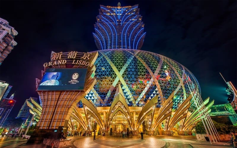 Wanderlust Tips ruc ro grand lisboa giua macau hoa le 03 2