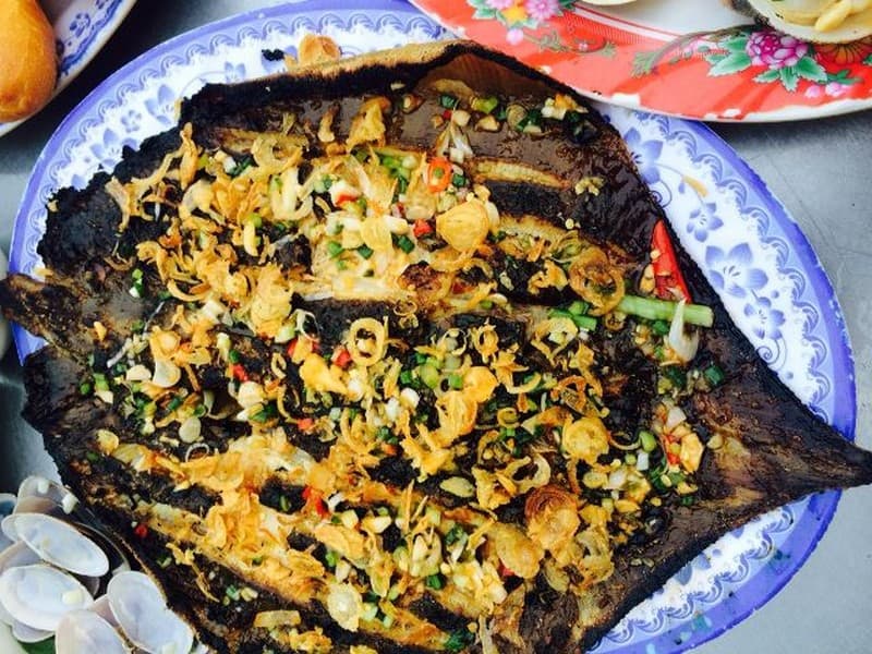 Tạp chí Du lịch Wanderlust Tips Về Đà Nẵng thưởng thức cá đuối nướng mỡ hành quên sầu