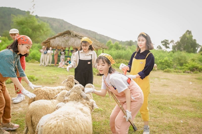 Tạp chí Du lịch Wanderlust Tips | Nông trại Yên Thành xứ Nghệ xanh mướt mắt trong bộ ảnh tình bạn