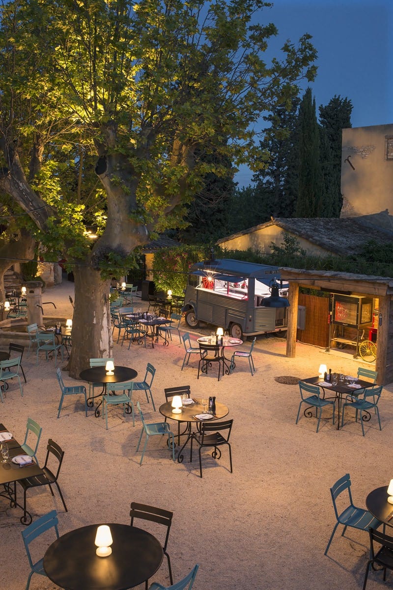 Tạp chí Du lịch Wanderlust Tips Bước vào không gian đầy tính nghệ thuật tại khách sạn Hameau des Baux