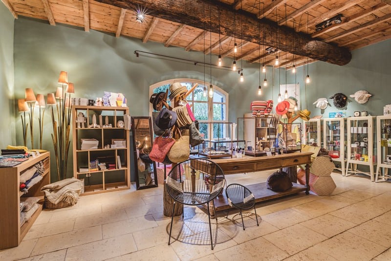 Tạp chí Du lịch Wanderlust Tips Bước vào không gian đầy tính nghệ thuật tại khách sạn Hameau des Baux