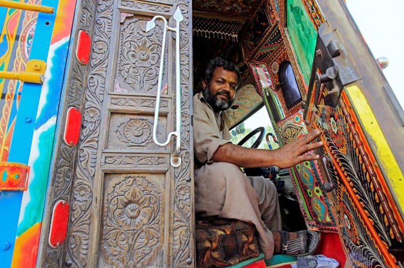 Tạp chí Du lịch Wanderlust Tips Ngạc nhiên với nghệ thuật trang trí xe tải đầy màu sắc ở Pakistan