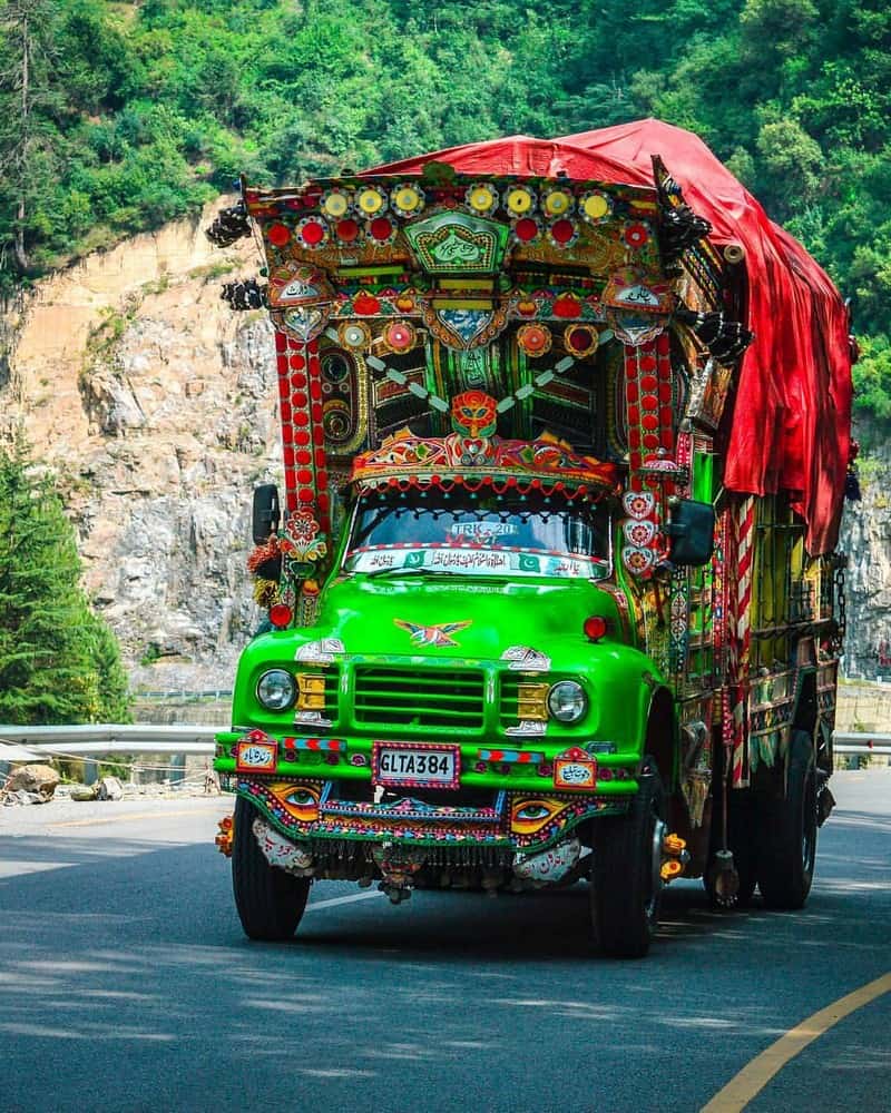 Tạp chí Du lịch Wanderlust Tips Ngạc nhiên với nghệ thuật trang trí xe tải đầy màu sắc ở Pakistan