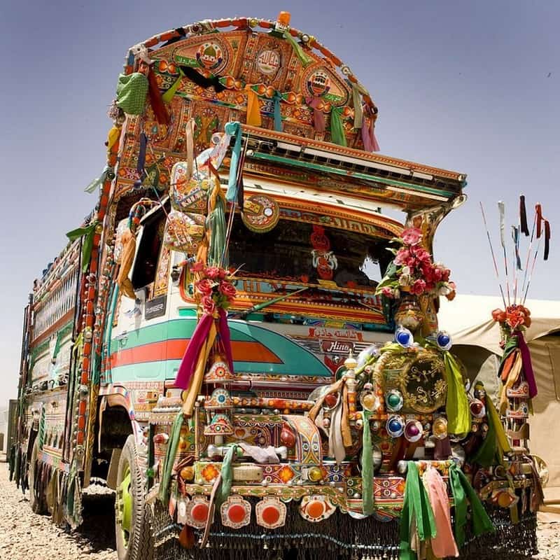 Tạp chí Du lịch Wanderlust Tips Ngạc nhiên với nghệ thuật trang trí xe tải đầy màu sắc ở Pakistan