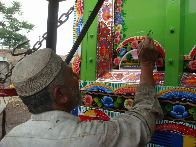 Tạp chí Du lịch Wanderlust Tips Ngạc nhiên với nghệ thuật trang trí xe tải đầy màu sắc ở Pakistan