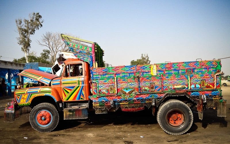 Tạp chí Du lịch Wanderlust Tips Ngạc nhiên với nghệ thuật trang trí xe tải đầy màu sắc ở Pakistan