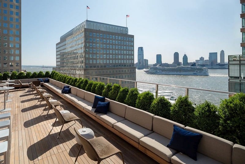 Ngắm nhìn New York hiện đại từ những quán bar sân thượng độc đáo 6 Tạp chí Du lịch Wanderlust Tips Ngắm nhìn New York hiện đại từ những quán bar sân thượng độc đáo