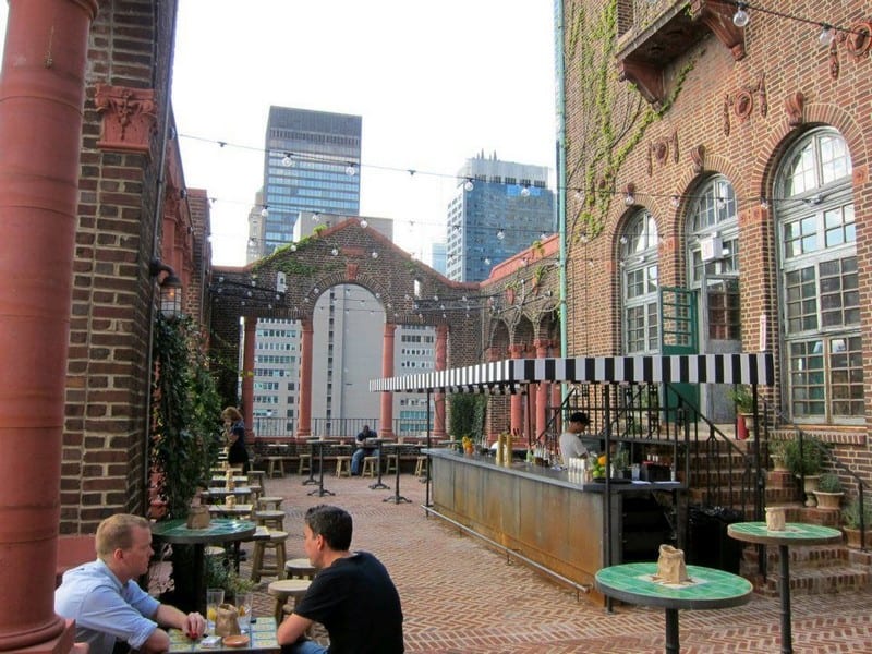 Ngắm nhìn New York hiện đại từ những quán bar sân thượng độc đáo 9 Tạp chí Du lịch Wanderlust Tips Ngắm nhìn New York hiện đại từ những quán bar sân thượng độc đáo