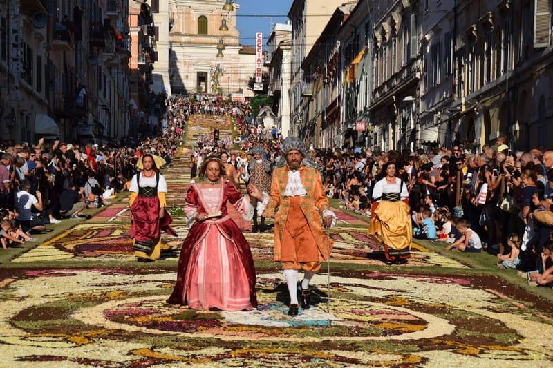 Rực rỡ lễ hội thảm hoa Infiorata của Ý 11 Tạp chí Du lịch Wanderlust Tips Rực rỡ lễ hội thảm hoa Infiorata của Ý