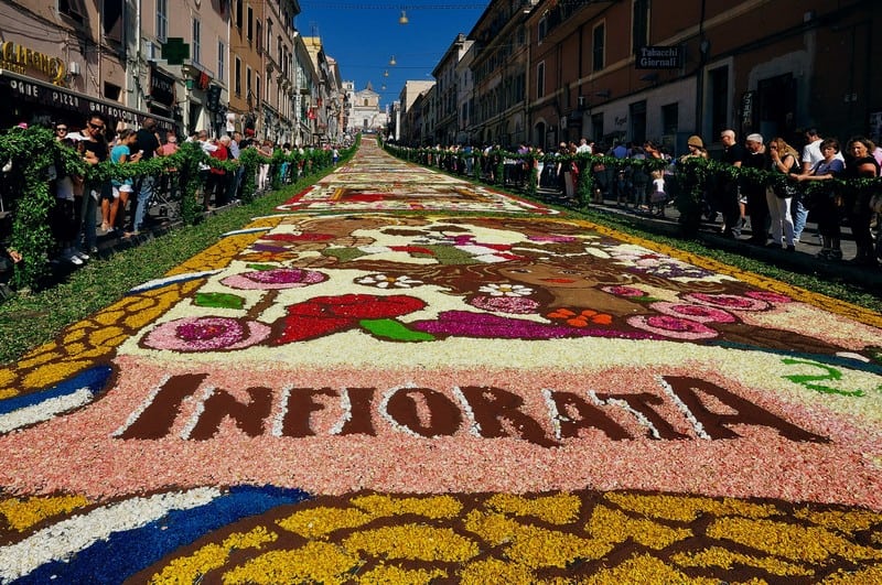 Tạp chí Du lịch Wanderlust Tips Rực rỡ lễ hội thảm hoa Infiorata của Ý