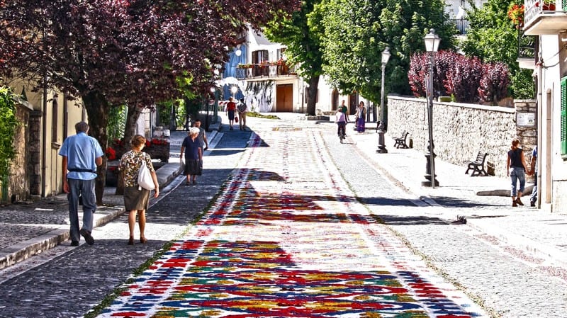 Rực rỡ lễ hội thảm hoa Infiorata của Ý 10 Tạp chí Du lịch Wanderlust Tips Rực rỡ lễ hội thảm hoa Infiorata của ÝTạp chí Du lịch Wanderlust Tips Rực rỡ lễ hội thảm hoa Infiorata của Ý