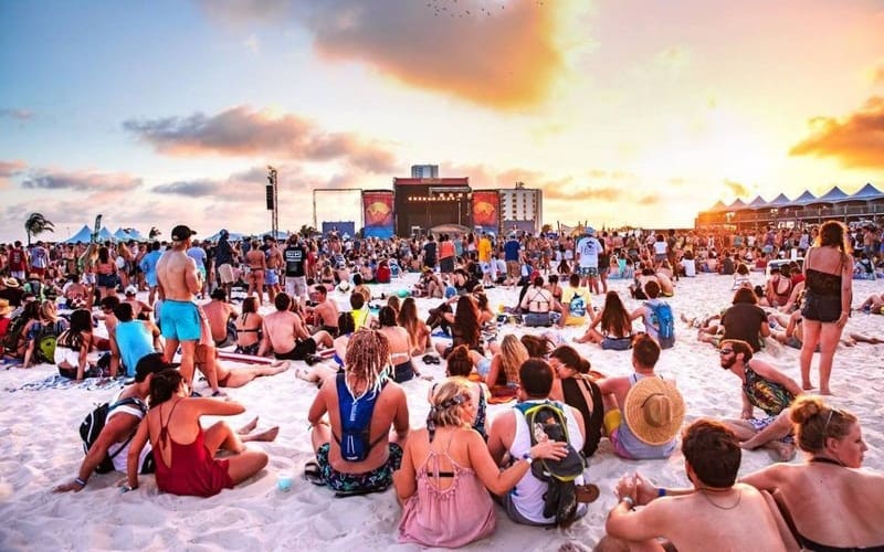 Tạp chí Du lịch Wanderlust Tips Tận hưởng mùa hè sôi động với những lễ hội bên bãi biển