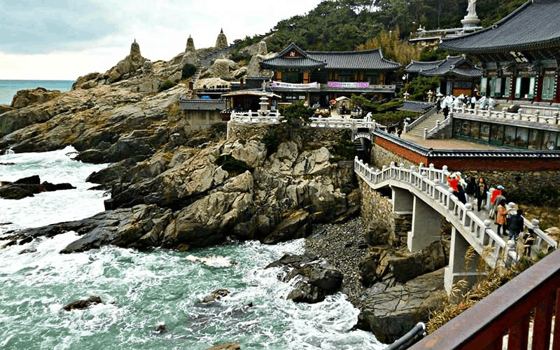 Tạp chí Du lịch Wanderlust Tips | Ghé thăm ngôi chùa cổ độc đáo ven bờ biển tại Hàn Quốc