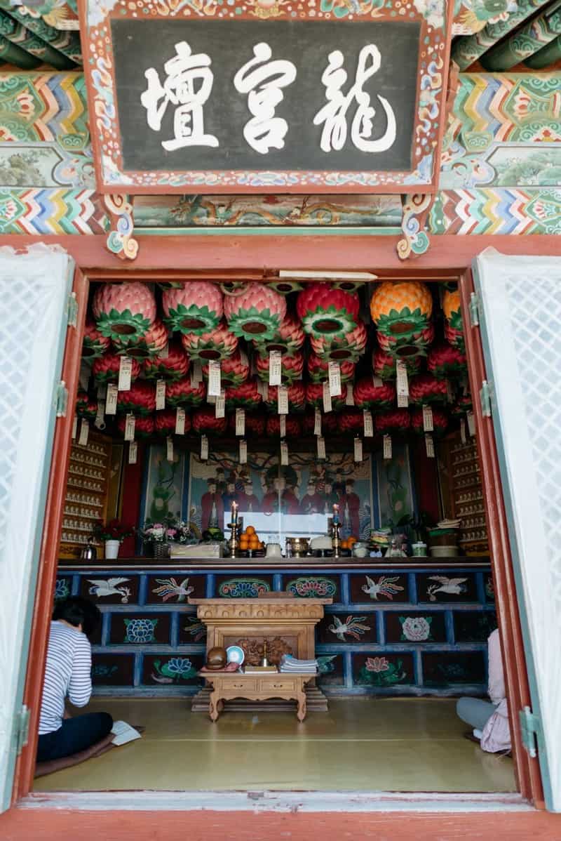 Tạp chí Du lịch Wanderlust Tips | Ghé thăm ngôi chùa cổ độc đáo ven bờ biển tại Hàn Quốc