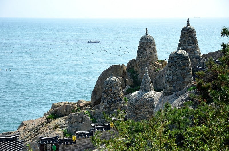 Tạp chí Du lịch Wanderlust Tips | Ghé thăm ngôi chùa cổ độc đáo ven bờ biển tại Hàn Quốc