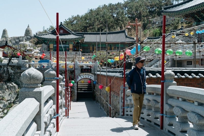 Tạp chí Du lịch Wanderlust Tips | Ghé thăm ngôi chùa cổ độc đáo ven bờ biển tại Hàn Quốc
