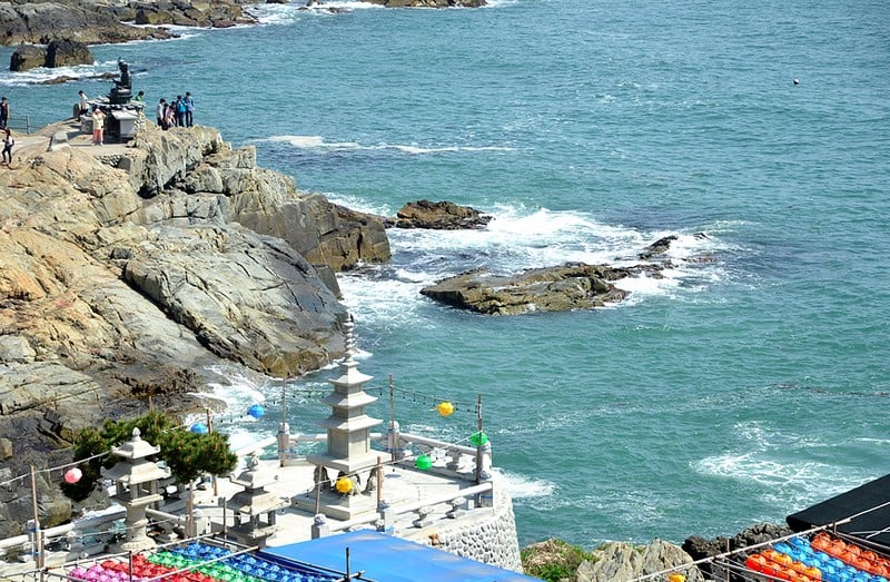 Tạp chí Du lịch Wanderlust Tips | Ghé thăm ngôi chùa cổ độc đáo ven bờ biển tại Hàn Quốc