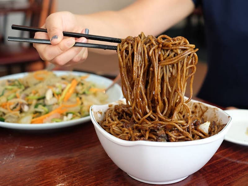 Tạp chí Du lịch Wanderlust Tips | Mì tương đen: Món ăn bình dân hấp dẫn của người Hàn