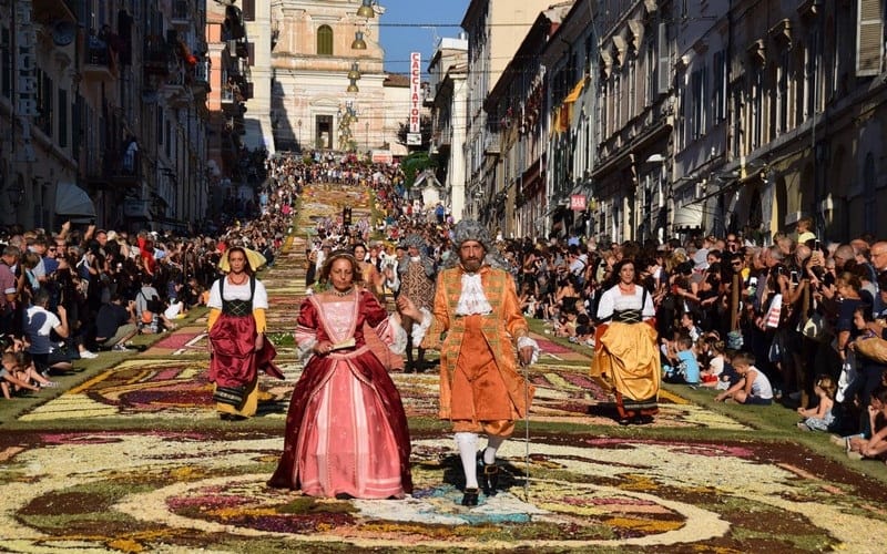 Rực rỡ lễ hội thảm hoa Infiorata của Ý 5 Wanderlust Tips ruc ro le hoi tham hoa infiorata y 02 1