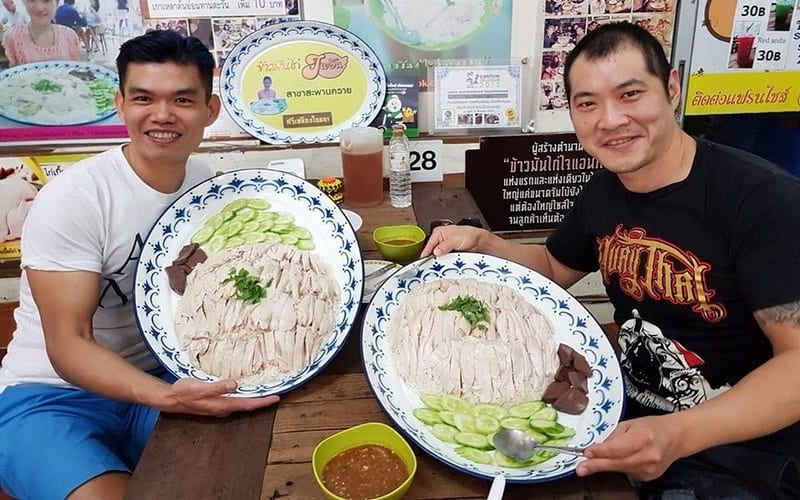 Thử thách chinh phục 3kg cơm gà ở Sri Leung Phochana, Bangkok Thử thách chinh phục 3kg cơm gà ở Sri Leung Phochana, Bangkok