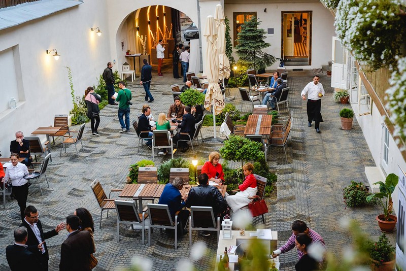 Tạp chí Du lịch Wanderlust Tips Những nhà hàng hấp dẫn khách du lịch tại Sibiu, Romania