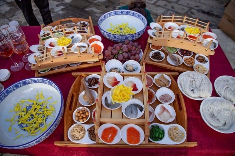 Tạp chí Du lịch Wanderlust Tips Bún qua cầu: Món ăn thấm đậm nghĩa tình vợ chồng