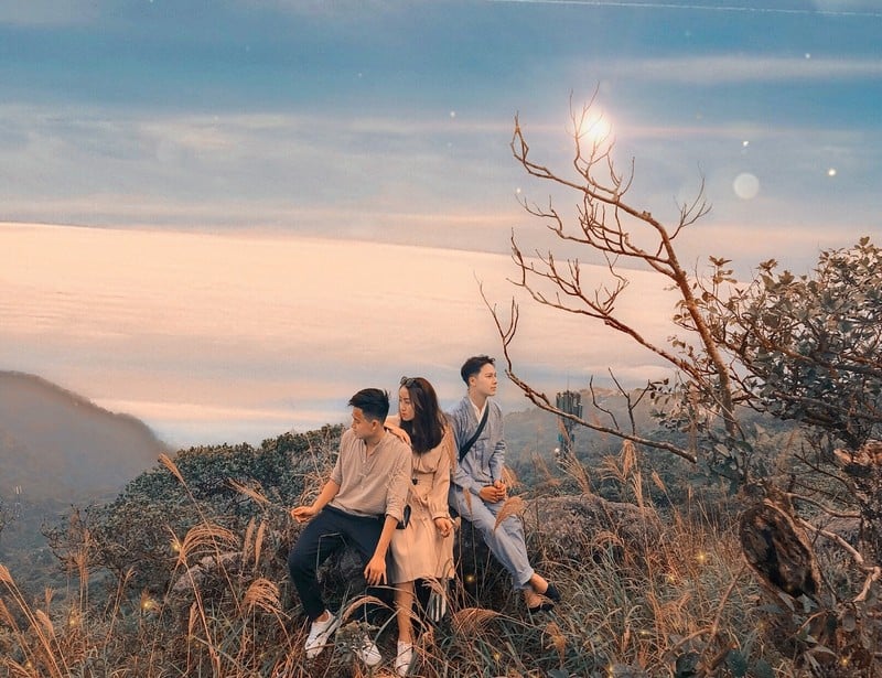 Tạp chí Du lịch Wanderlust Tips | Hot boy Hà thành thương mến những ngày bên biển xanh nắng vàng 