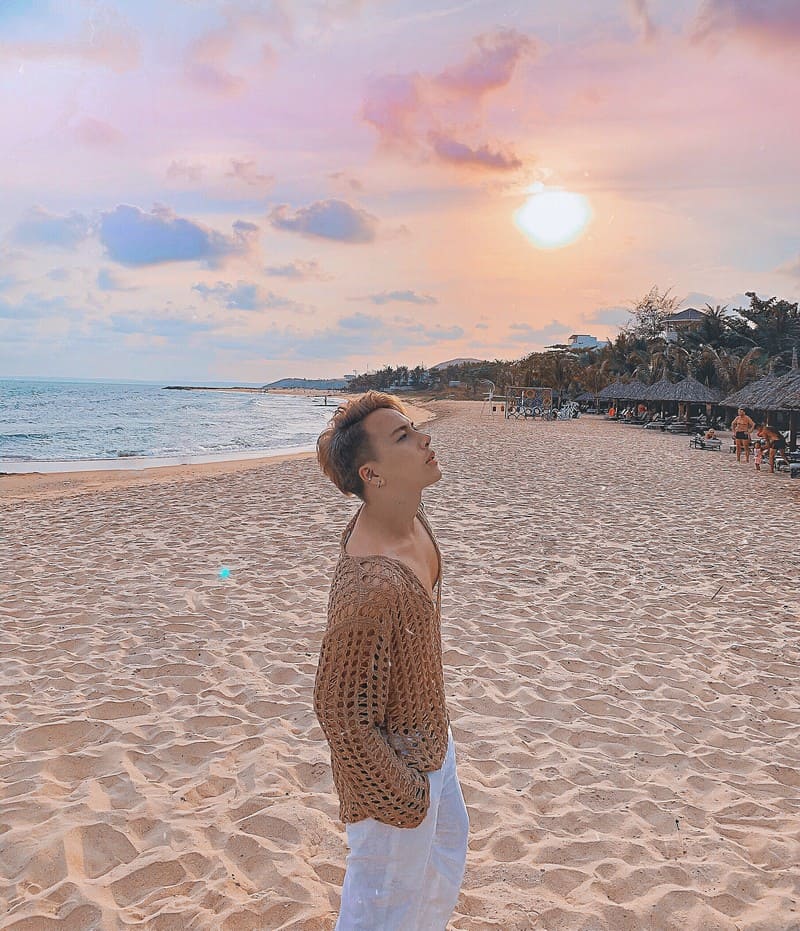 Tạp chí Du lịch Wanderlust Tips | Hot boy Hà thành thương mến những ngày bên biển xanh nắng vàng