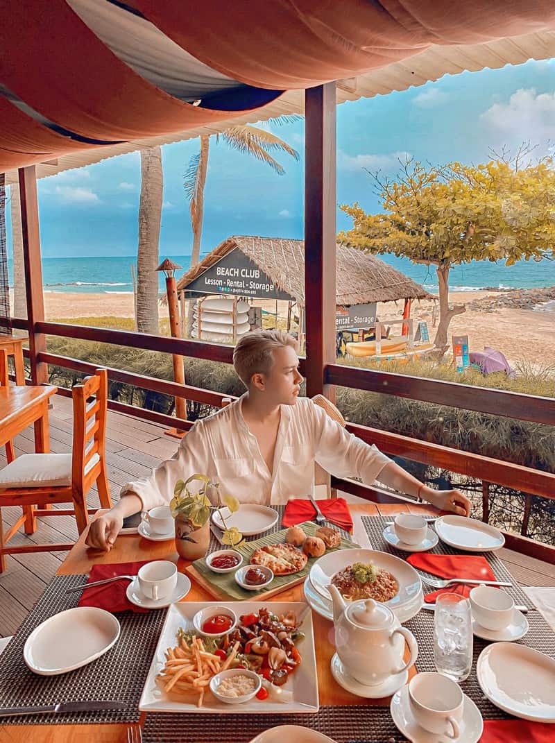 Tạp chí Du lịch Wanderlust Tips | Hot boy Hà thành thương mến những ngày bên biển xanh nắng vàng 