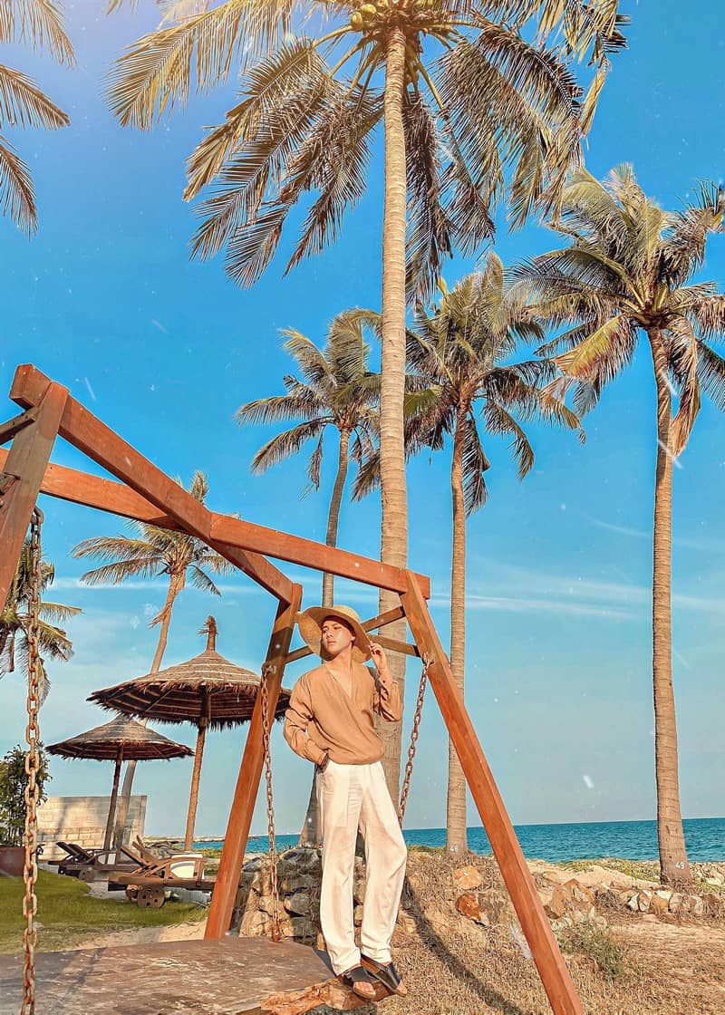 Tạp chí Du lịch Wanderlust Tips | Hot boy Hà thành thương mến những ngày bên biển xanh nắng vàng 