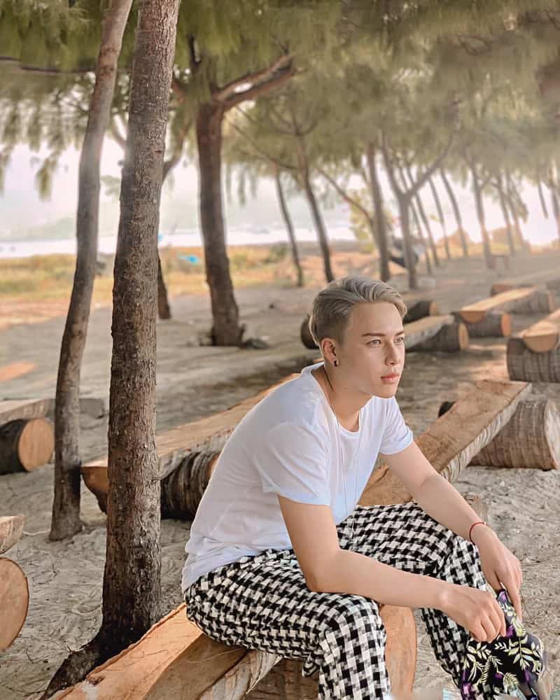 Tạp chí Du lịch Wanderlust Tips | Hot boy Hà thành thương mến những ngày bên biển xanh nắng vàng 