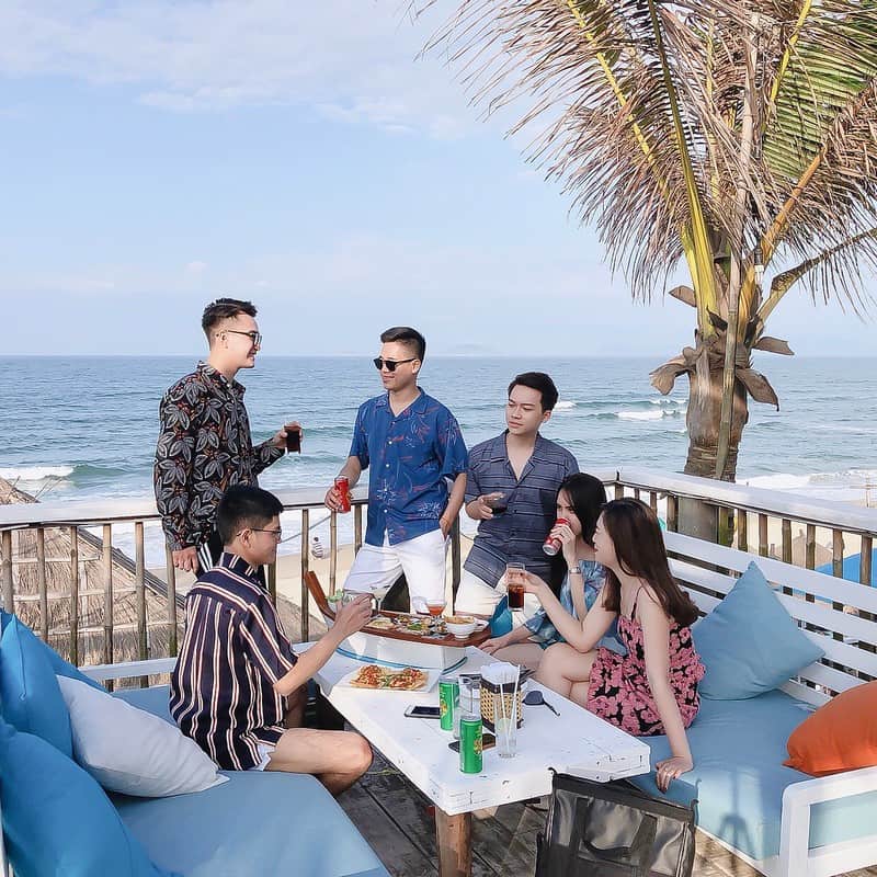 Tạp chí Du lịch Wanderlust Tips | Hot boy Hà thành thương mến những ngày bên biển xanh nắng vàng 