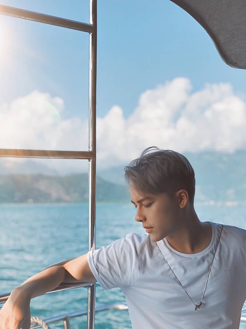 Tạp chí Du lịch Wanderlust Tips | Hot boy Hà thành thương mến những ngày bên biển xanh nắng vàng 