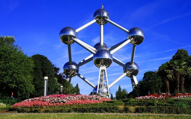 Tạp chí Du lịch Wanderlust Tips Khám phá bảo tàng Atomium độc đáo có cấu trúc phân tử hóa học tại Bỉ