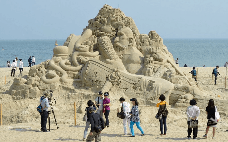 wanderlust tips soi dong cung le hoi cat haeundae tai han quoc00
