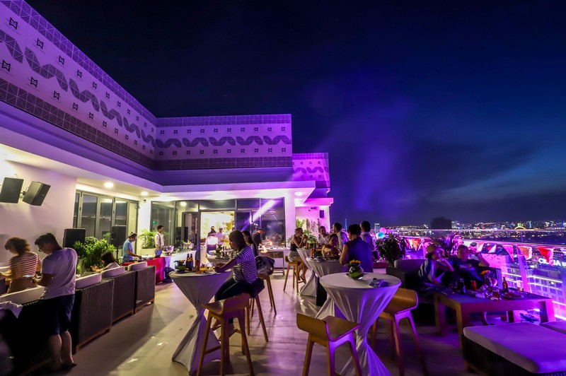 Wanderlust Tips TMS Hotel Da Nang Beach thien duong nghi duong trong long pho bien 35