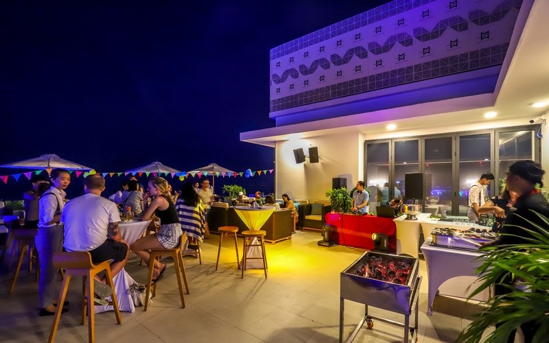 Wanderlust Tips TMS Hotel Da Nang Beach thien duong nghi duong trong long pho bien bia