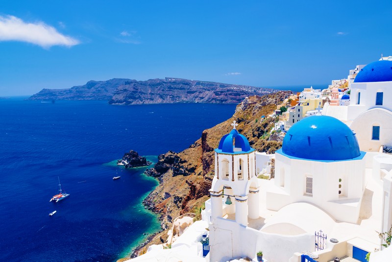 Tạp chí Du lịch Wanderlust Tips Ngắm nhìn những ngôi làng xinh đẹp, chênh vênh trên lưng đồi ở Santorini