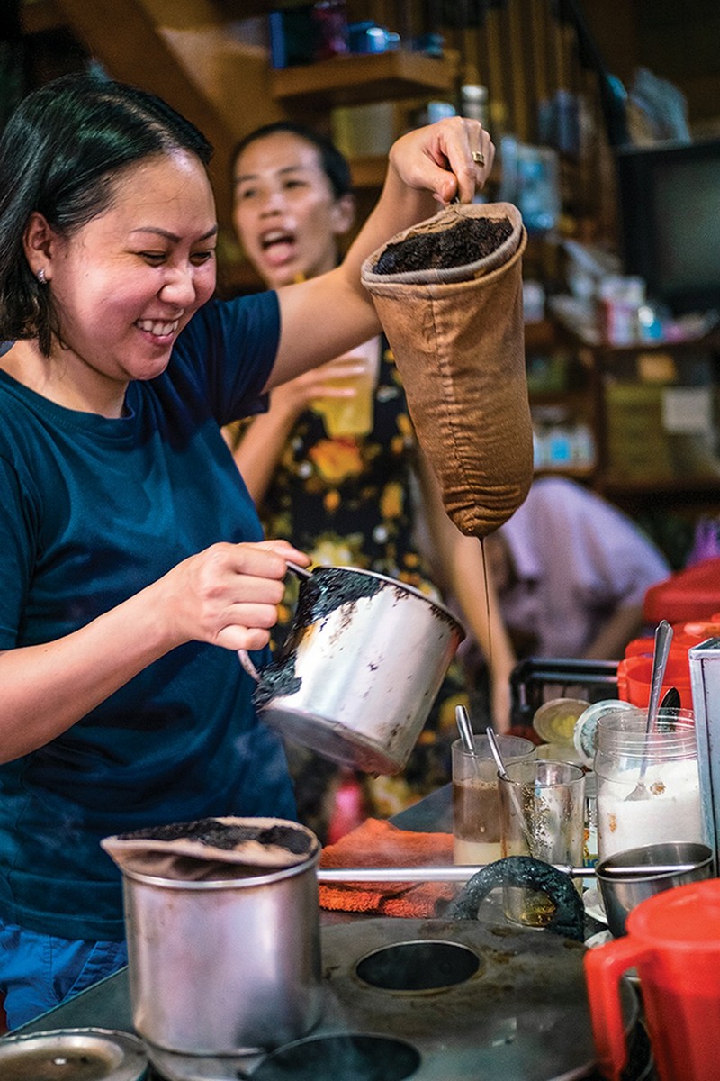 tạp chí Wanderlust Tips cà phê vợt trong hẻm Sài Gòn