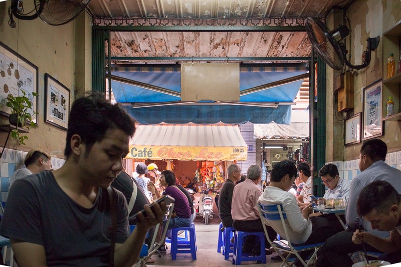 tạp chí Wanderlust Tips cà phê vợt trong hẻm Sài Gòn