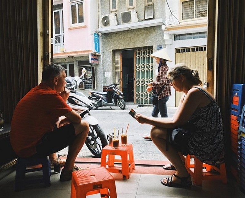 tạp chí Wanderlust Tips cà phê vợt trong hẻm Sài Gòn